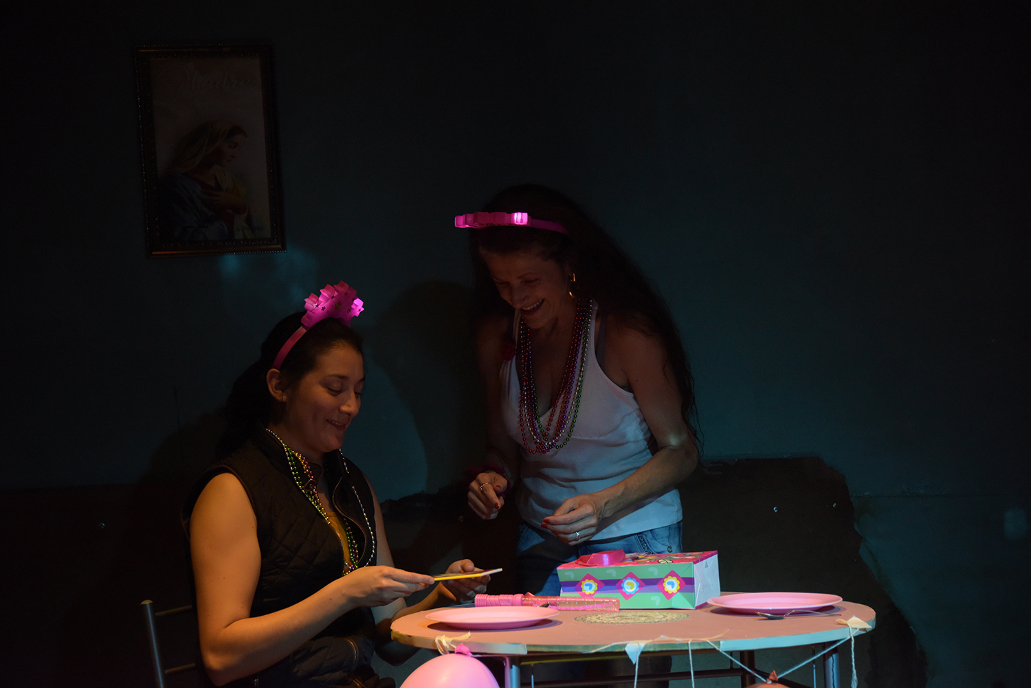 Vivi Bonilla y Tatiana Sobrado en una escena de Caramelo.